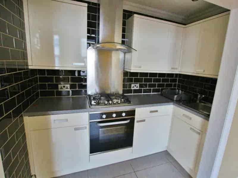Stylish Modern 2 Bedroom Flat Near Shops and Bus Routes