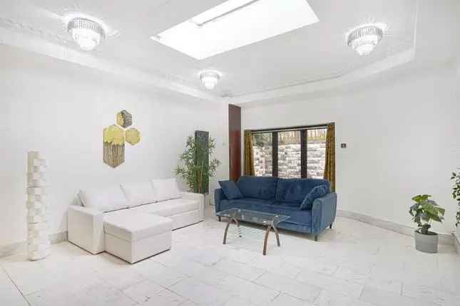 Flat for sale in Frognal, London NW3