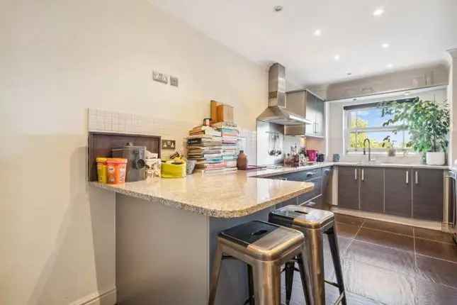 Flat to rent in Wyatt Drive, Barnes SW13