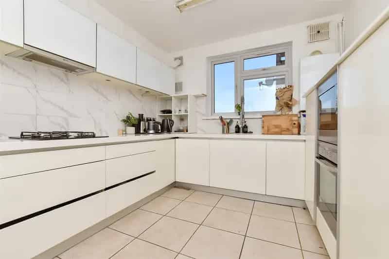 3 Bedroom Apartment for Sale - Modern, Convenient, Chain Free