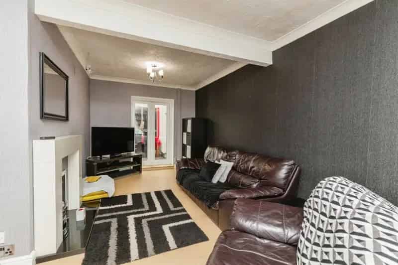 3 Bedroom Family Home Near Shops and Road Links