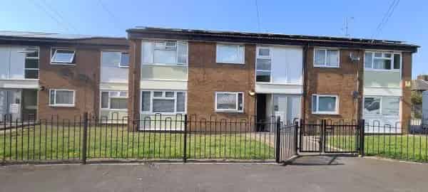 Large 1 Bed Ground Floor Flat Near Amenities