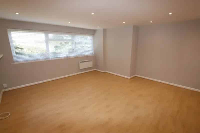 Spacious 2-Bed Apartment West Reading Town Centre