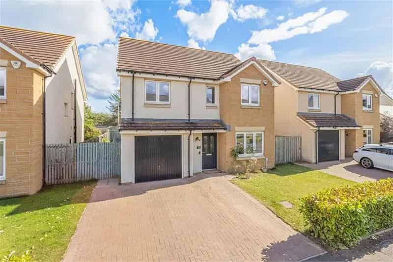 4 Bed House - Detached with 2 Reception Rooms