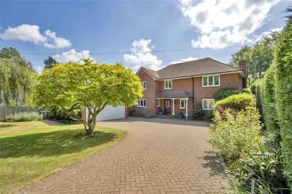 Five Bedroom Family Home with Large Garden and Double Garage