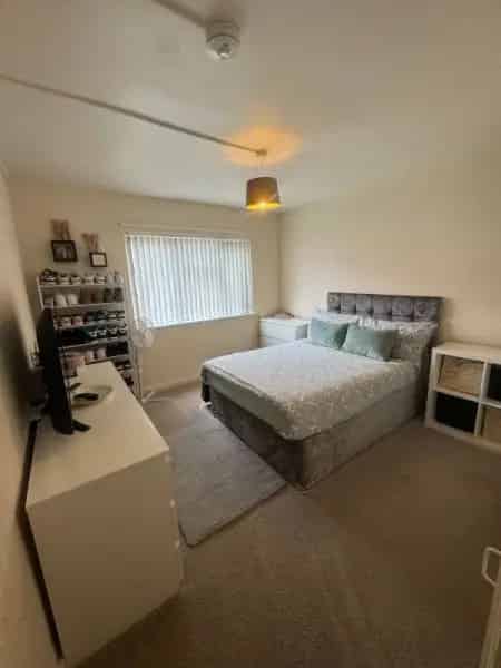 2 Bedroom Flat Near Park with Private Garden