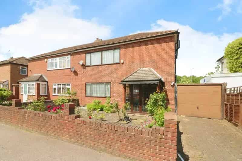 3 bedroom Semi Detached House for sale, London, E4