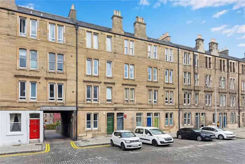 2 Bed Flat - Ground & Basement with 1 Reception Room