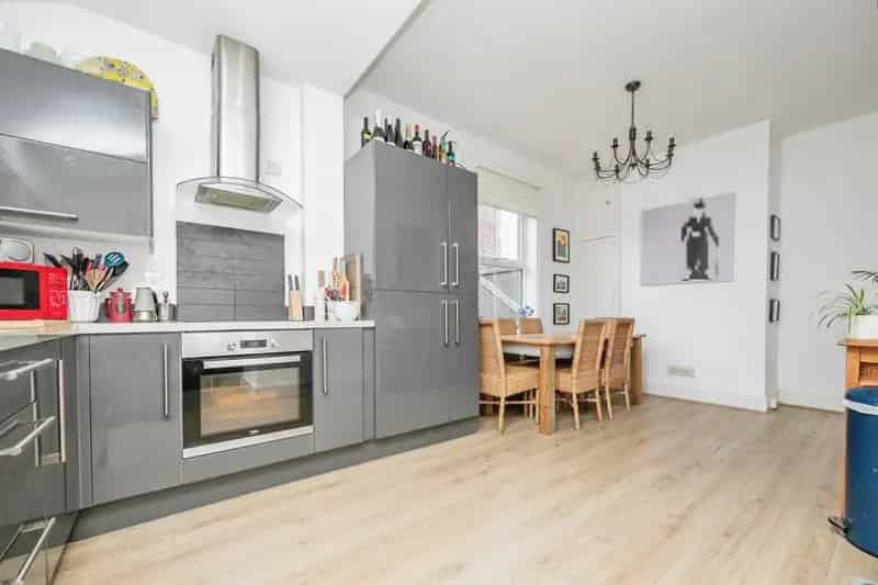 4 Bed House with Large Kitchen Diner and Gardens