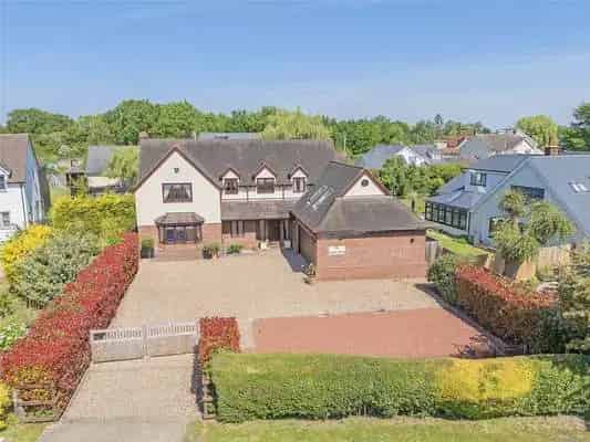3500 sq ft Family Home with Studio and Double Garage