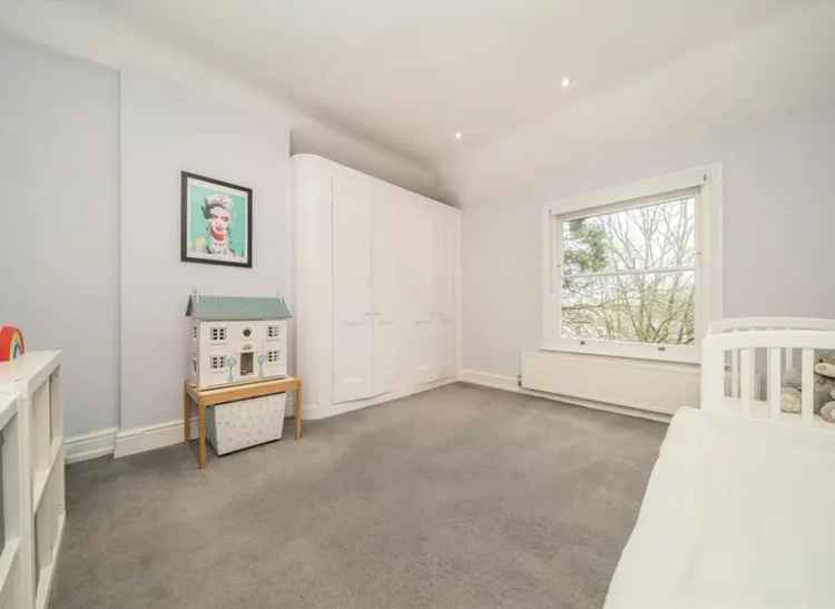 3-Bedroom Victorian Mansion Flat with Private Garden in East Molesey