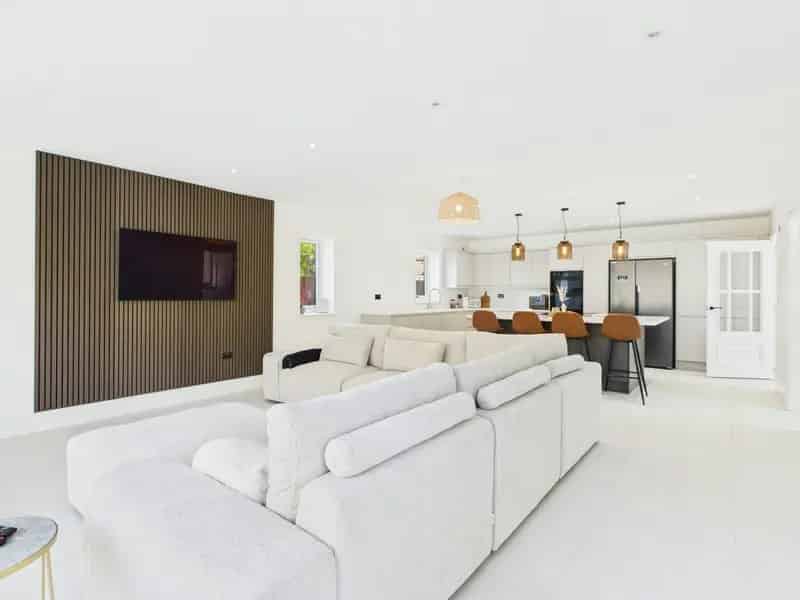 Immaculate Detached Family Home with Four Double Bedrooms and Large Garden