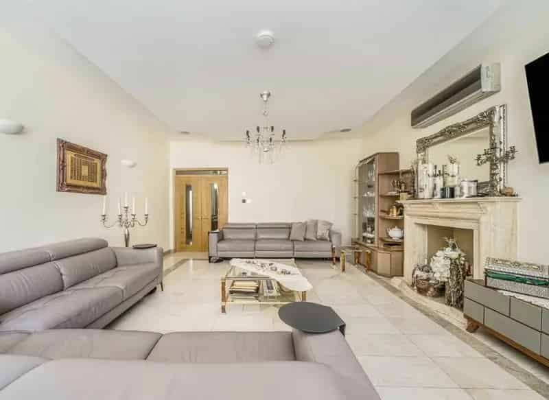 Seven Bedroom Detached House Brondesbury Gated Parking Garden