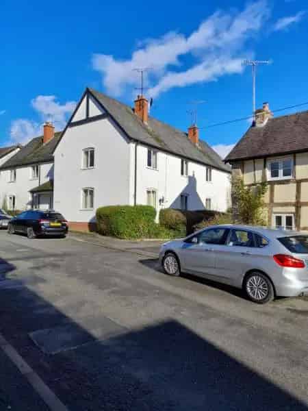 Spacious 1-Bed Flat with Parking - Herefordshire Shropshire