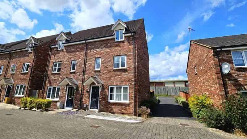 3 bedroom semi-detached house to rent