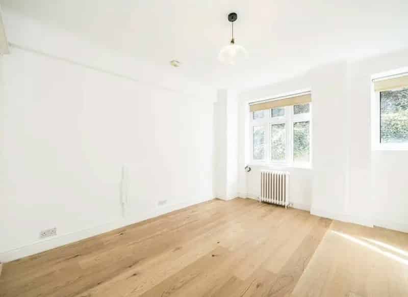 Newly Decorated Studio Apartment with Separate Kitchen - Grove Hall Court