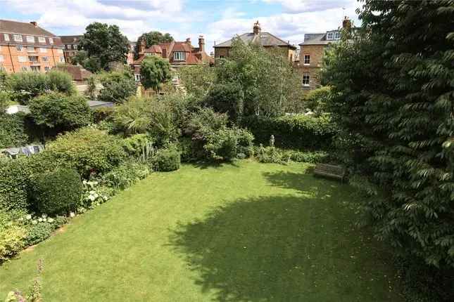 Detached House for Sale in Heathfield Gardens Chiswick W4