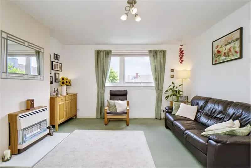 3 Bed Flat Loanhead Near Edinburgh Family Home