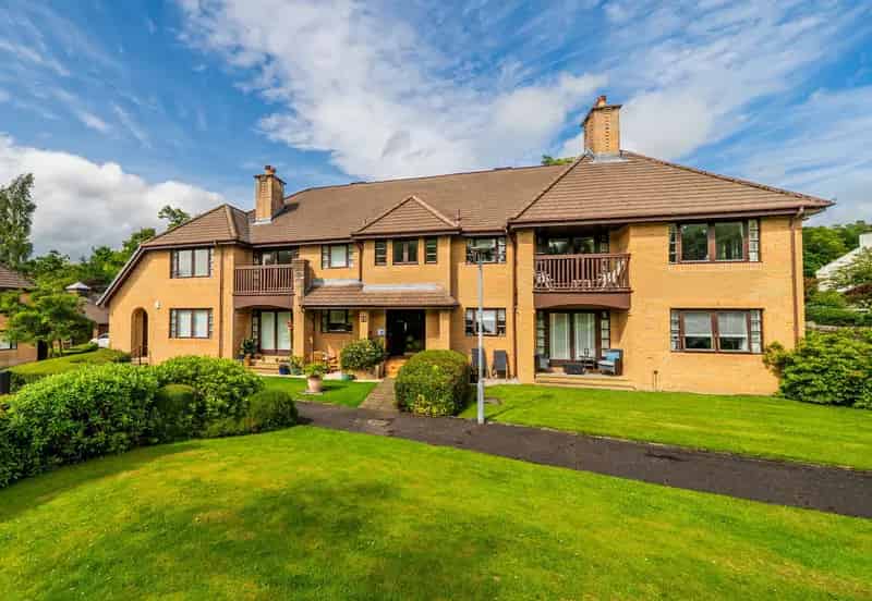 Spacious 3 Bed Apartment in Rhu with Private Garage