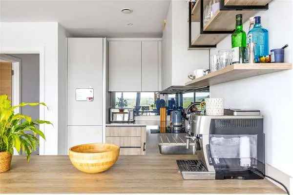2-Bed 2-Bath Apartment Bankside Gardens Reading