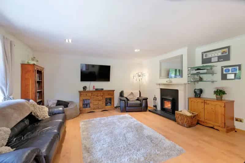 Executive 4-Bedroom Bungalow in Peterculter with Double Garage and Private Gardens