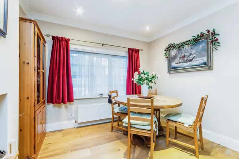 Three Bedroom Detached House with Large Garage and Garden