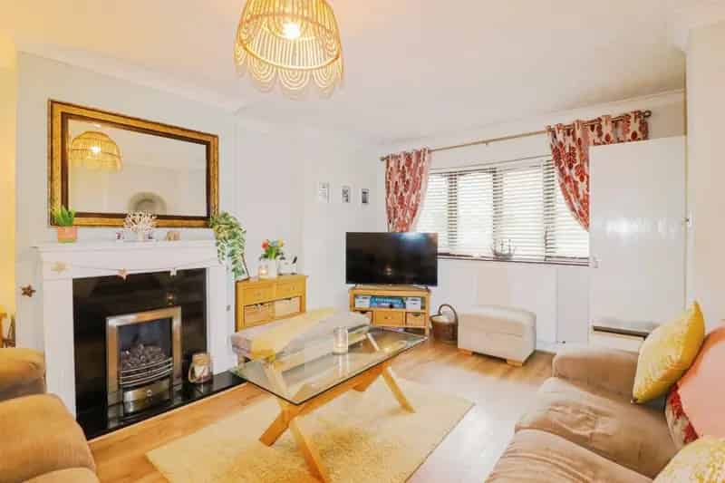 5 Bedroom Semi-Detached Family Home with Large Garden and Garage