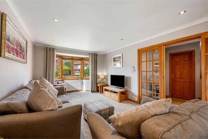 4 Bed Detached House with 2 Reception Rooms and Large Garden