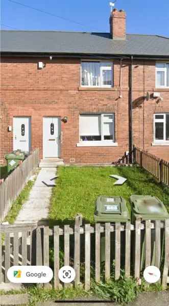 Large 2-Bedroom House with Gardens Near Amenities