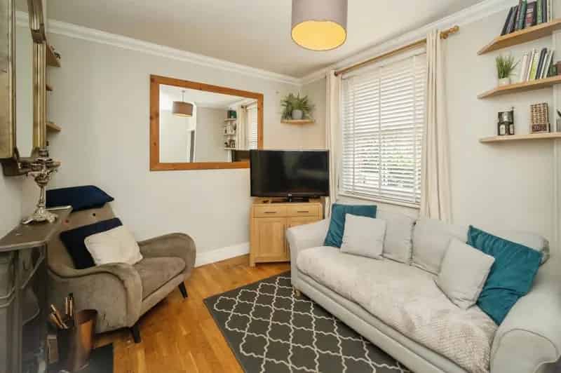 Three Bedroom House Near Town Centre No Onward Chain