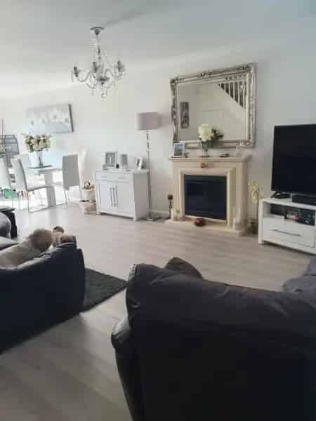 Spacious 2-Bed End Terrace House Near Enfield Town