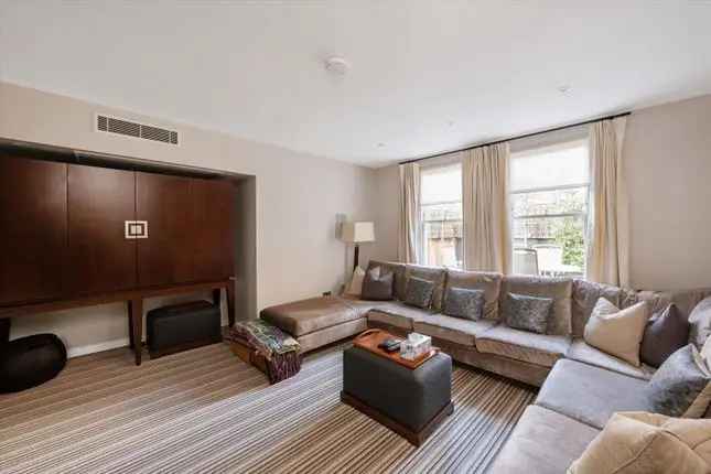 7-Bedroom Semi-Detached House for Sale in London W4