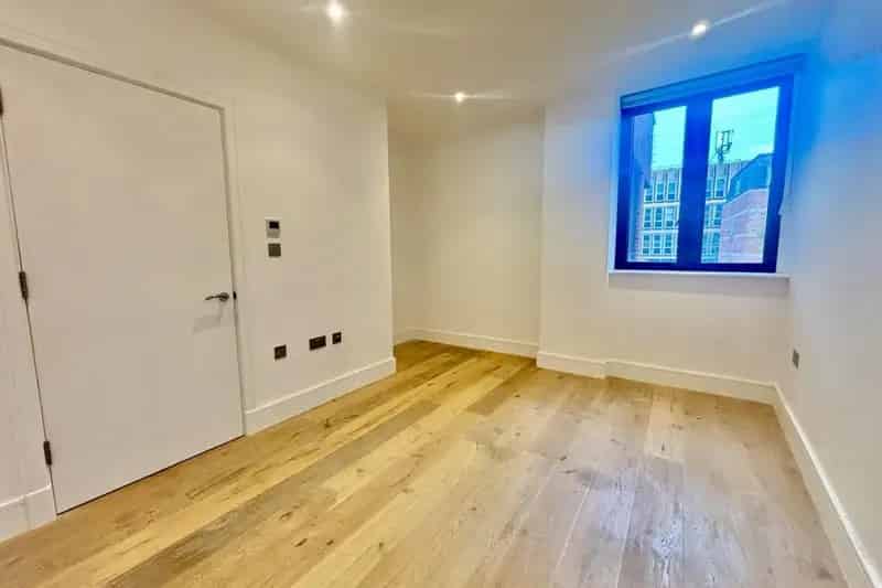 Spacious Apartment with Modern Kitchen and Large Double Bedroom - Zero Deposit Guarantee