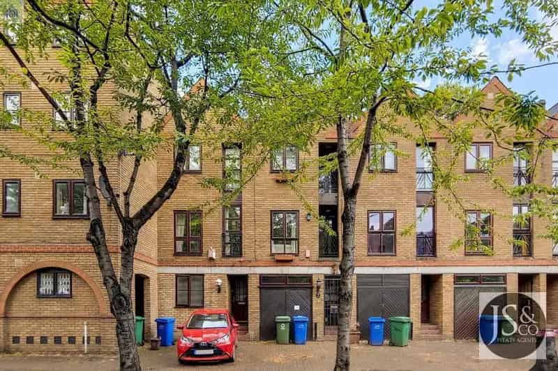 4 Bedroom Waterfront House Surrey Quays