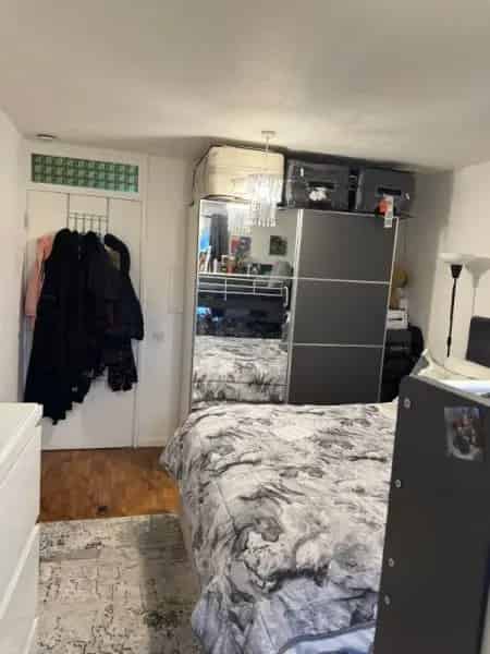 Modern Flat near Train Station with Updated Kitchen and Bathroom