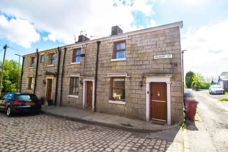 2 Bed Cottage Hoddlesden - 2 Parking Bays - Ideal First Home