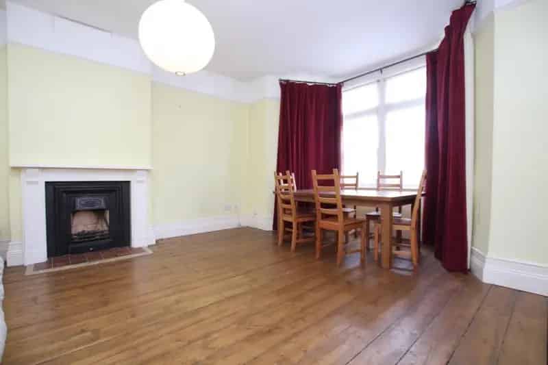 4 bedroom maisonette
