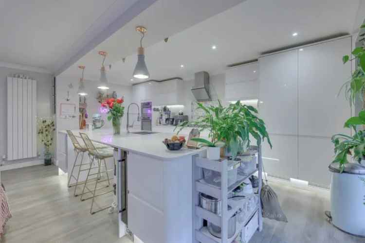 5 Bedroom Detached House with Woodland Views and Modern Kitchen