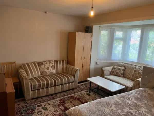 1 Bedroom Flat Near Town Spacious Kitchen Private Garden