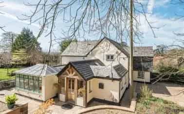 Spacious 3-Bedroom 17th Century Home with Modern Updates and Large Garden