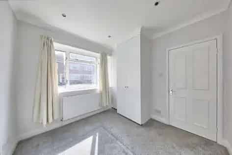2 Bedroom Flat 54m² London Near West Sutton Station