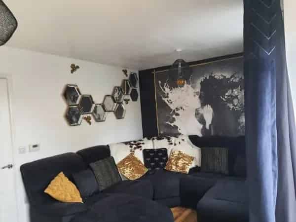 2 Double Bedroom Newbuild House with Private Garden and Parking
