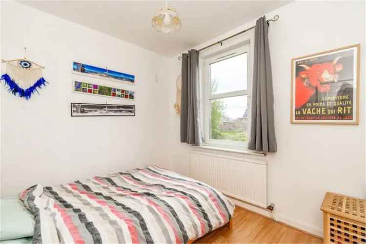 2 Bed Flat Gilmerton Edinburgh - First Floor Flat with Garden
