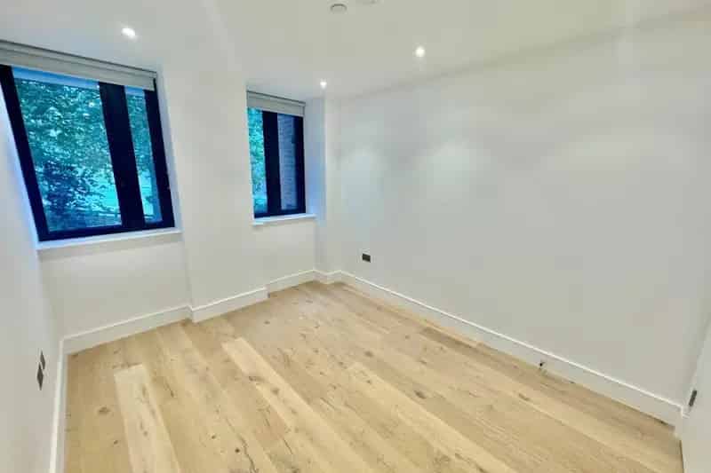 2 Double Bed Flat Secure Building Zero Deposit Option Available