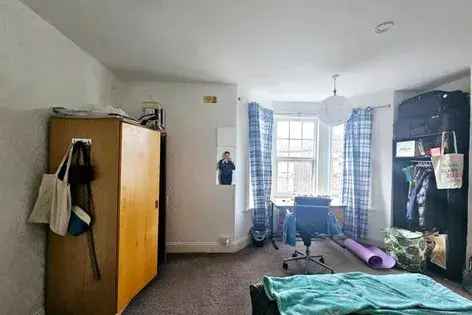4 Bedroom House with Garden Off-Road Parking Southampton