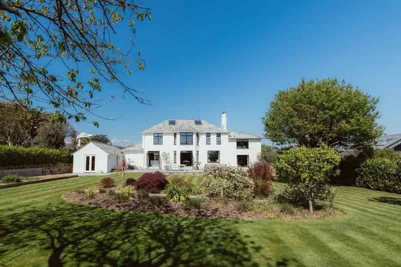 5 Bedroom Detached House with River Views and Landscaped Gardens