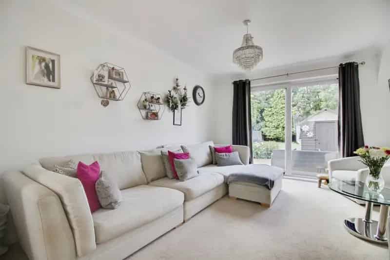 Four Bedroom Semi-Detached House Near Hatfield Train Station