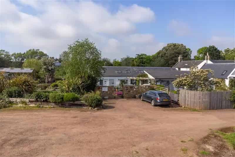 4 Bed Detached House with 1 Acre Garden and Orchard