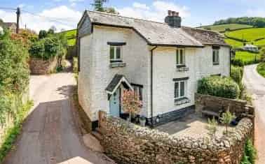 Quaintways Cottage Near Totnes: Modernized Charm with Parking