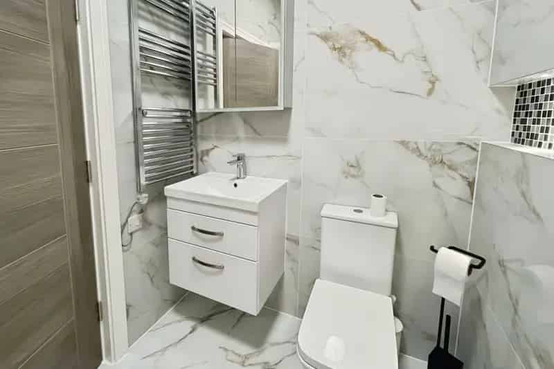 3 Bedroom Modern Apartment Town Centre Refurbished